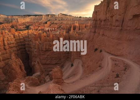 Vista sul drone dell'incredibile paesaggio di ruvidi scogliere situate in Area arida nel parco nazionale nel canyon di Bryce contro nuvoloso cielo Foto Stock