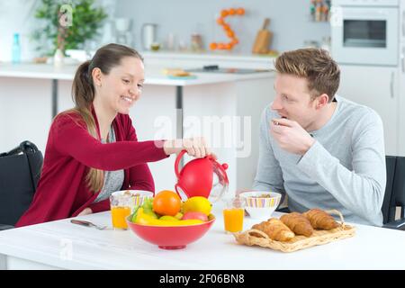 giovane coppia in cucina divertendosi Foto Stock