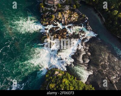 Veduta aerea dall'alto verso il basso della cascata di Rheinfall sulla cascata rapida Fiume Reno Neuhausen Sciaffusa Svizzera Germania Lago di Costanza Europa Foto Stock