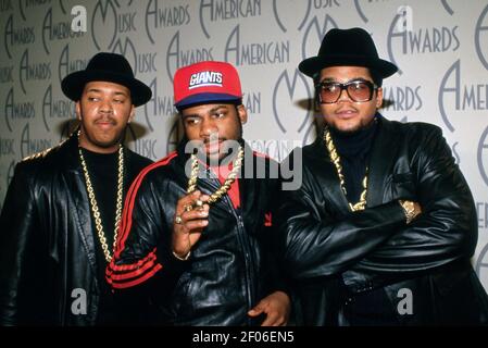 LOS ANGELES - GENNAIO 26: Reverend Run, Jam Master Jay e Darryl McDaniels del gruppo hip hop 'Run DMC' posano per un backstage ritratto agli American Music Awards al Shrine Auditorium il 26 Gennaio 1987 a Los Angeles, California Credit: Ralph Dominguez/MediaPunch Foto Stock