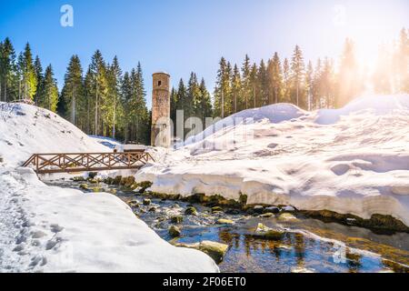 Diga rotta in montagna d'inverno Foto Stock