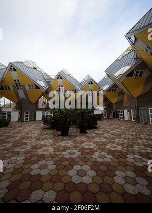 Vista panoramica delle case gialle a cubo Kubuswoningen edifici di architettura moderna A Rotterdam Sud Olanda Paesi Bassi Europa Foto Stock