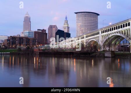 Cleveland Ohio Downtown skyline della Città di Fiume Cuyahoga Foto Stock