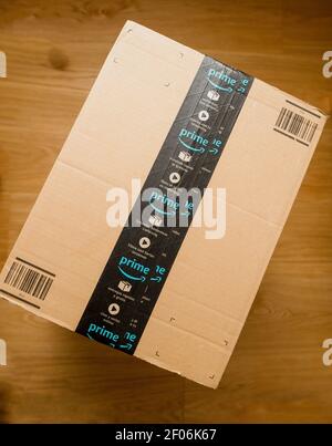 Parigi, Francia - 23 gennaio 2021: Vista dall'alto della scatola di cartone Amazon prime con doppio nastro scotch sulla parte anteriore - il gigante del rivenditore on-line è stato fondato da Jeff Bezos Foto Stock