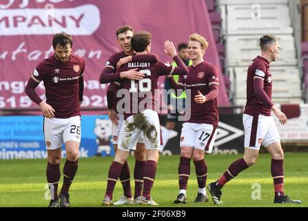 Tynecastle Park, Edimburgo, Scozia. Regno Unito 6 marzo-21. Scottish Championship Match .hearts vs Dundee . Andy Halliday (16) del cuore del Midlothian FC celebra il suo obiettivo con Andy Irving & Gary Mackay-Steven (17) Credit: eric mcowat/Alamy Live News Foto Stock