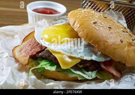 Grigliate gli hamburger di carne di maiale Foto Stock