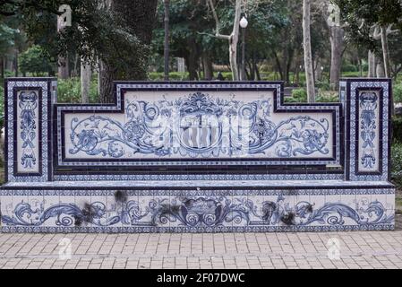 Banco in ceramica blu con stemma della provincia di Parque Ribalta, giardino pubblico della città di Castellon, Spagna, Europa Foto Stock