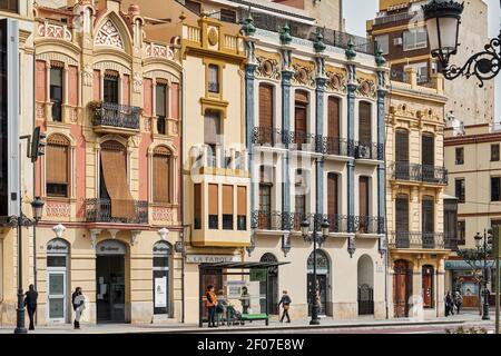 Facciata della Casa de las Cigüeñas e Casa Alcon in Plaza de la Independencia, popolarmente conosciuta come la Plaza de la Farola de Castellon città, Spagna Foto Stock