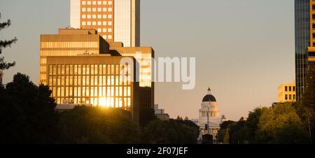 Il tramonto si riflette gli edifici centro di Sacramento in California capitale Foto Stock