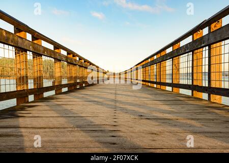 Una passerella in legno scompare in lontananza su una gelata Mattina al Nisqually National Wildlife Refuge Foto Stock