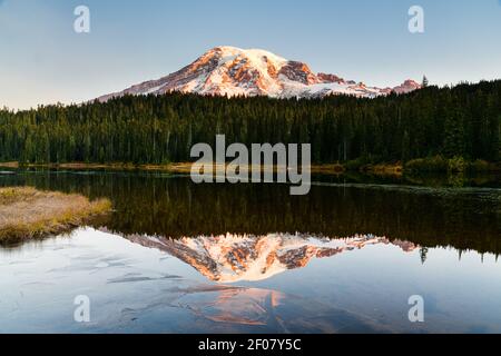 Il ghiaccio inizia a formarsi presso i laghi di Reflection a Mount Rainier Parco Nazionale nel mese di ottobre Foto Stock