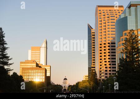 Il tramonto si riflette gli edifici centro di Sacramento in California capitale Foto Stock