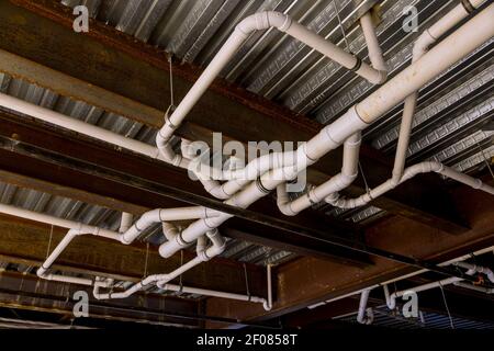 Impianto idraulico grezzo in edificio commerciale con tubo in pvc Foto Stock