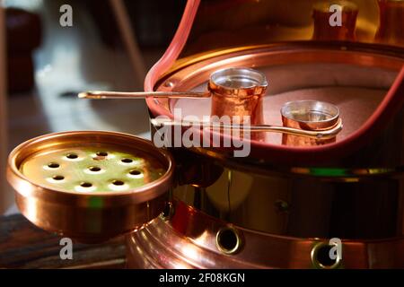 Due graziosi pentole per preparare il caffè turco Foto Stock
