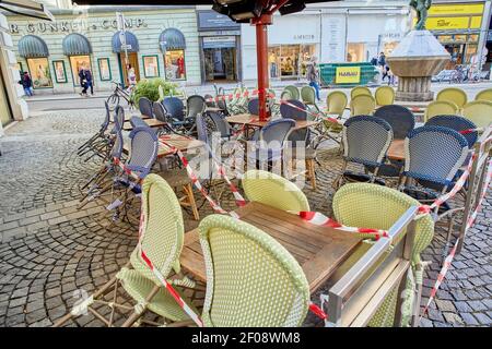 Vienna. 6 marzo 2021. Foto scattata il 6 marzo 2021 mostra tavoli e sedie sigillati all'esterno di un ristorante a Vienna, Austria. Per l'anno 2020, il PIL dell'Austria ha registrato il calo più evidente dal 1945, con un calo del 6.6%. Credit: Georges Schneider/Xinhua/Alamy Live News Foto Stock