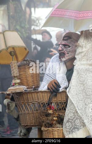 Zubieta, Navarra, Spagna - 28 Gennaio, 2020 : tradizionale carnevale masquerade Joadunak Foto Stock