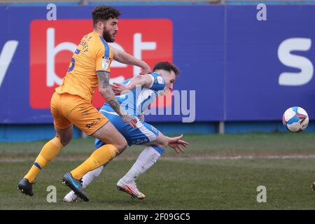 BARROW IN FURNESS. 6 MARZO Ryan Sweeney of Mansfield Town combatte per possesso con Josh Kay di Barrow durante la partita Sky Bet League 2 tra Barrow e Mansfield Town presso Holker Street, Barrow-in-Furness sabato 6 marzo 2021. (Credit: Mark Fletcher | MI News) Credit: MI News & Sport /Alamy Live News Foto Stock