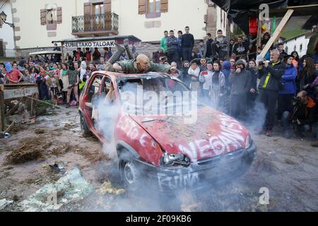 Zubieta, Navarra, Spagna - 28 Gennaio, 2020 : tradizionale carnevale masquerade Joadunak Foto Stock