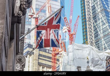 Londra, Regno Unito. 02 marzo 2021. Bandiera britannica vista appeso su un edificio nella città di Londra. Credit: SOPA Images Limited/Alamy Live News Foto Stock