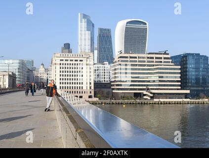 Londra, Regno Unito. 02 marzo 2021. Un uomo che si rilassa sul tranquillo London Bridge durante il blocco nazionale. Credit: SOPA Images Limited/Alamy Live News Foto Stock