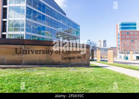 Cincinnati, OH - 27 febbraio 2021: Cartello d'ingresso dell'Università di Cincinnati Foto Stock