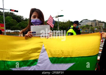 Taipi, Taipei, Taiwan. 7 Mar 2021. Un birmano residente a Taiwan detiene una bandiera nazionale americana durante una congregazione contro il colpo di stato militare in Myanmar vicino all'Istituto americano di Taiwan. L'assemblea, con la partecipazione di decine di birmani, ha lo scopo di chiedere assistenza al governo degli Stati Uniti per l'escalation di violenze e uccisioni in Myanmar e di chiedere alle forze militari di dimorare. Credit: Daniel Ceng Shou-Yi/ZUMA Wire/Alamy Live News Foto Stock