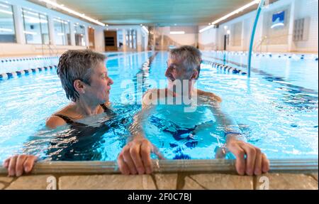 Schneverdingen, Germania. 06 marzo 2021. Rosie (l) e Manfred Warnke si fermano dopo aver nuotato nella piscina coperta Heidjers Wohl. Nella zona di chiusura di Corona, le piscine interne sono chiuse. Nella brughiera di Lüneburg, tuttavia, un operatore ha trovato una soluzione che permette agli ospiti di nuotare comunque. Credit: Philippe Schulze/dpa/Alamy Live News Foto Stock