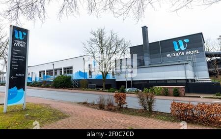 Schneverdingen, Germania. 06 marzo 2021. Un cartello si trova di fronte alla piscina interna Heidjers Wohl. Nella zona di chiusura di Corona, le piscine interne sono chiuse. Nella brughiera di Lüneburg, tuttavia, un operatore ha trovato una soluzione come gli ospiti possono ancora fare il bagno. Credit: Philippe Schulze/dpa/Alamy Live News Foto Stock