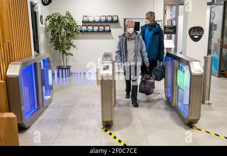 Schneverdingen, Germania. 06 marzo 2021. I bagnanti Rosie (l) e Manfred Warnke lasciano la piscina coperta Heidjers Wohl. Nella zona di chiusura di Corona, le piscine interne sono chiuse. Nella brughiera di Lüneburg, tuttavia, un operatore ha trovato una soluzione che permette agli ospiti di nuotare comunque. Credit: Philippe Schulze/dpa/Alamy Live News Foto Stock