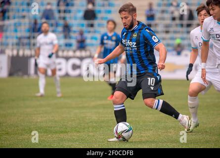 Seoul, Corea del Sud. 6 marzo 2021. Costa Rica centrocampista Elias Aguilar (Incheon United FC, C), 6 marzo 2021 - Calcio : la partita di calcio 2021 K League 1 tra Incheon United FC 2-1 Daegu FC all'Incheon Football Stadium di Incheon, a ovest di Seoul, Corea del Sud. Credit: Lee Jae-Won/AFLO/Alamy Live News Foto Stock