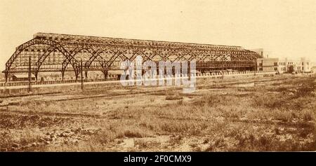 Piattaforma di fronte alla stazione di Tandjoeng-Priok, Boekoe Peringatan dari Staatsvoor-en Tramwegen di Hindia-Belanda 1875-1925, p23. Foto Stock