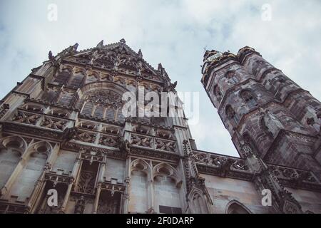 Sotto la vista della bella cattedrale di Santa Elisabetta a Kosice su un cielo nuvoloso sfondo. La cattedrale di Santa Elisabetta è la chiesa più grande della Slovacchia e una di queste Foto Stock
