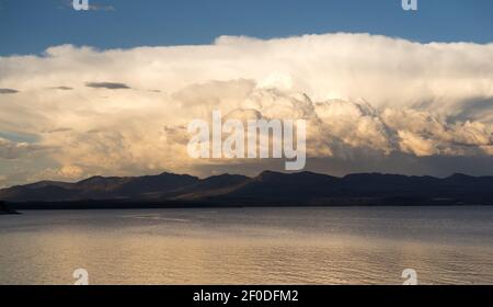 Le nuvole di Sytorm si sono allevate sulle montagne di Yellowstone Lake Absaroka Foto Stock