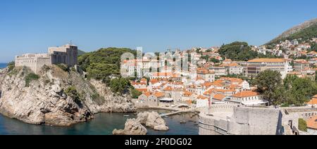 Dubrovnik, Croazia - 22 agosto 2020: Vista panoramica del porto ovest con Fort Lovrijenac nella città vecchia in estate Foto Stock