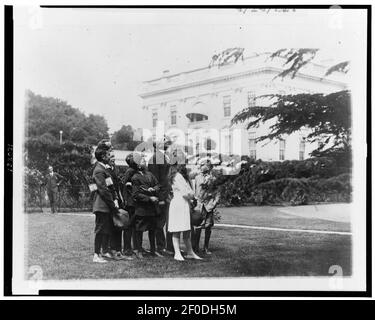 Segnalando un nido di gufi nei giardini della Casa Bianca Ai membri della classe di studio della natura di John buroughs (sic) Scuola che ha invitato alla Casa Bianca Foto Stock