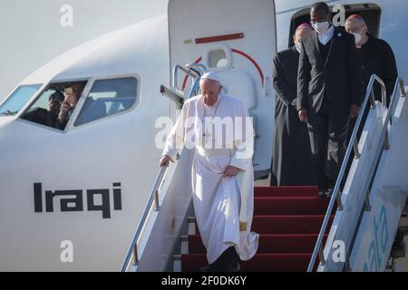 Erbil, Iraq. 07 marzo 2021. Papa Francesco (L) arriva all'aeroporto internazionale di Erbil prima del suo incontro con il Presidente della Regione Kurdistan Nechirvan Barzani, come parte della sua visita in Kurdistan. Papa Francesco è arrivato in Iraq venerdì per la prima visita papale nel Paese del Medio Oriente, un luogo dove la comunità cristiana si è ridotta in mezzo ad anni di guerra. Credit: Stringer/dpa/Alamy Live News Foto Stock