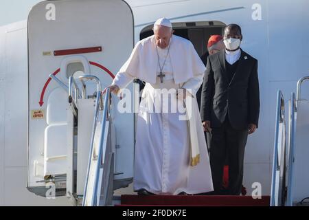 Erbil, Iraq. 07 marzo 2021. Papa Francesco (L) arriva all'aeroporto internazionale di Erbil prima del suo incontro con il Presidente della Regione Kurdistan Nechirvan Barzani, come parte della sua visita in Kurdistan. Papa Francesco è arrivato in Iraq venerdì per la prima visita papale nel Paese del Medio Oriente, un luogo dove la comunità cristiana si è ridotta in mezzo ad anni di guerra. Credit: Stringer/dpa/Alamy Live News Foto Stock