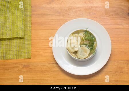 Piatto di gnocchi caldi con panna acida e aneto. Cucina tradizionale russa e Ucraina. Foto Stock