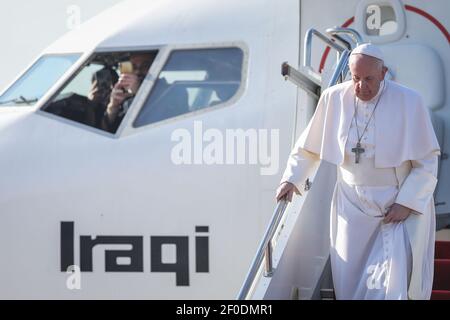 Erbil, Iraq. 07 marzo 2021. Papa Francesco arriva all'aeroporto internazionale di Erbil prima del suo incontro con il Presidente della Regione Kurdistan Nechirvan Barzani, come parte della sua visita in Kurdistan. Papa Francesco è arrivato in Iraq venerdì per la prima visita papale nel Paese del Medio Oriente, un luogo dove la comunità cristiana si è ridotta in mezzo ad anni di guerra. Credit: Stringer/dpa/Alamy Live News Foto Stock