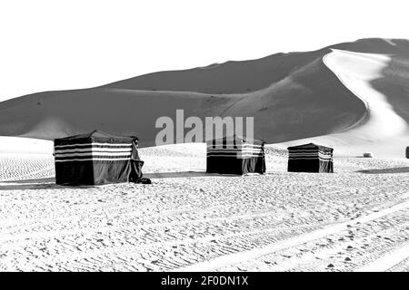 In oman il vecchio quartiere vuoto deserto e tenda nomade di berbero Foto Stock