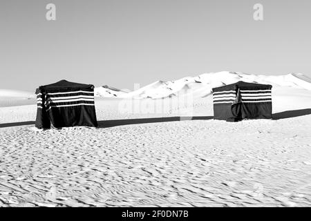 In oman il vecchio quartiere vuoto deserto e tenda nomade di berbero Foto Stock