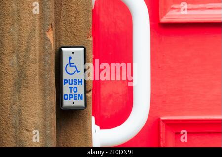 Segnalatore acustico a pulsante accessibile in sedia a rotelle per segnale di assistenza all'edificio ingresso Foto Stock