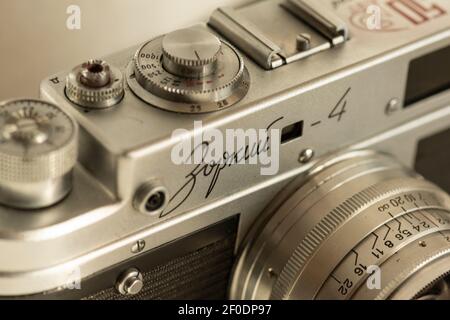 Vista del russo Zorki 4 vecchio vintage argento fotocamera manuale film come classico concetto di fotografia retrò. Foto Stock