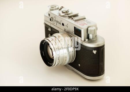 Vista di argento russo Zorki 4 vecchia fotocamera manuale d'argento vintage come classico concetto di fotografia retrò. Foto Stock