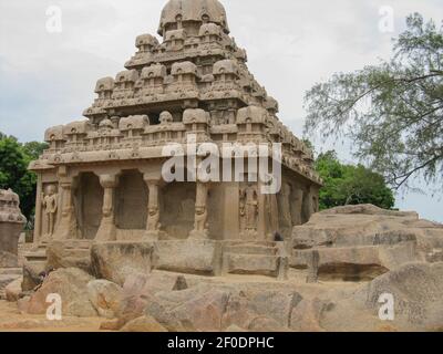 Antico tempio del Sole con sculture fatte su pietra situato a. Mahabalipuram Near Chennai India clicked on 27 July 2008 Foto Stock