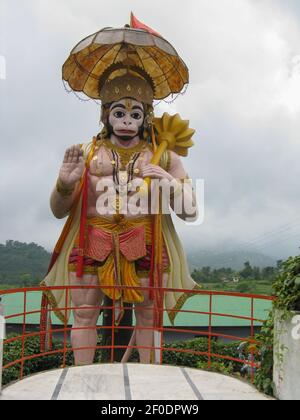 Statua del Dio delle scimmie indù Hanuman in piedi ad un tempio Nel distretto di Nainital in India ha cliccato il 30 agosto 2008 Foto Stock