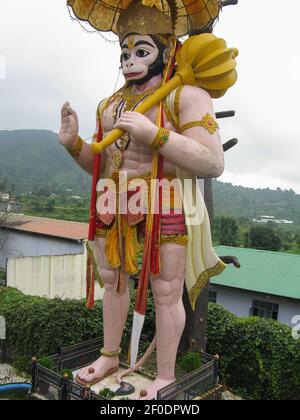 Statua del Dio delle scimmie indù Hanuman in piedi ad un tempio Nel distretto di Nainital in India ha cliccato il 30 agosto 2008 Foto Stock