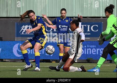 Lindsay Thomas (Roma) e Caterina Ambrosi (Verona) durante Hellas Verona Donne contro COME Roma, Serie di calcio Italiana UNA partita femminile a Verona, Italia, Marzo 06 2021 Foto di IPA SPORT/ ABACAPRESS.COM Foto Stock