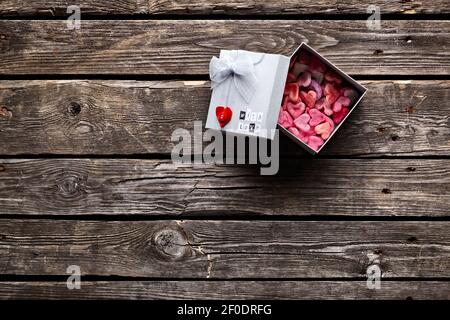 Apri la confezione regalo con un sacco di carino cuore all'interno Foto Stock