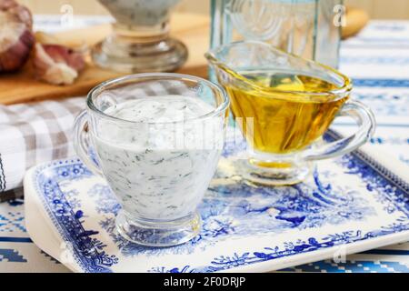 Salsa di yogurt tzatziki in un piccolo caufeo e olio d'oliva. Cibo sano Foto Stock